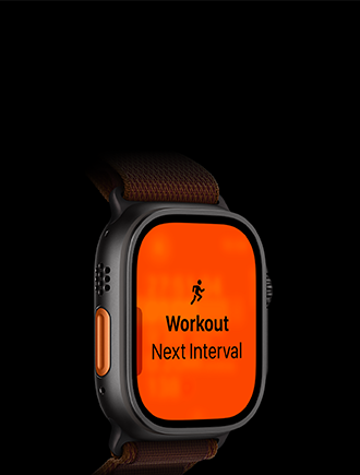 Apple Watch Ultra 4, титанов корпус, черен цвят, тренировка Бягане, следващ интервал, ляв екстериор, оранжев бутон Действие, каишка Alpine Loop