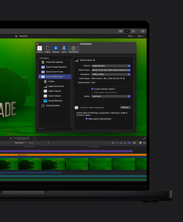 A tela do MacBook Pro de 16 polegadas mostra um carro com iluminação verde e melancólica, clipes de vídeo na parte inferior da tela e uma janela de exportação de arquivos aberta