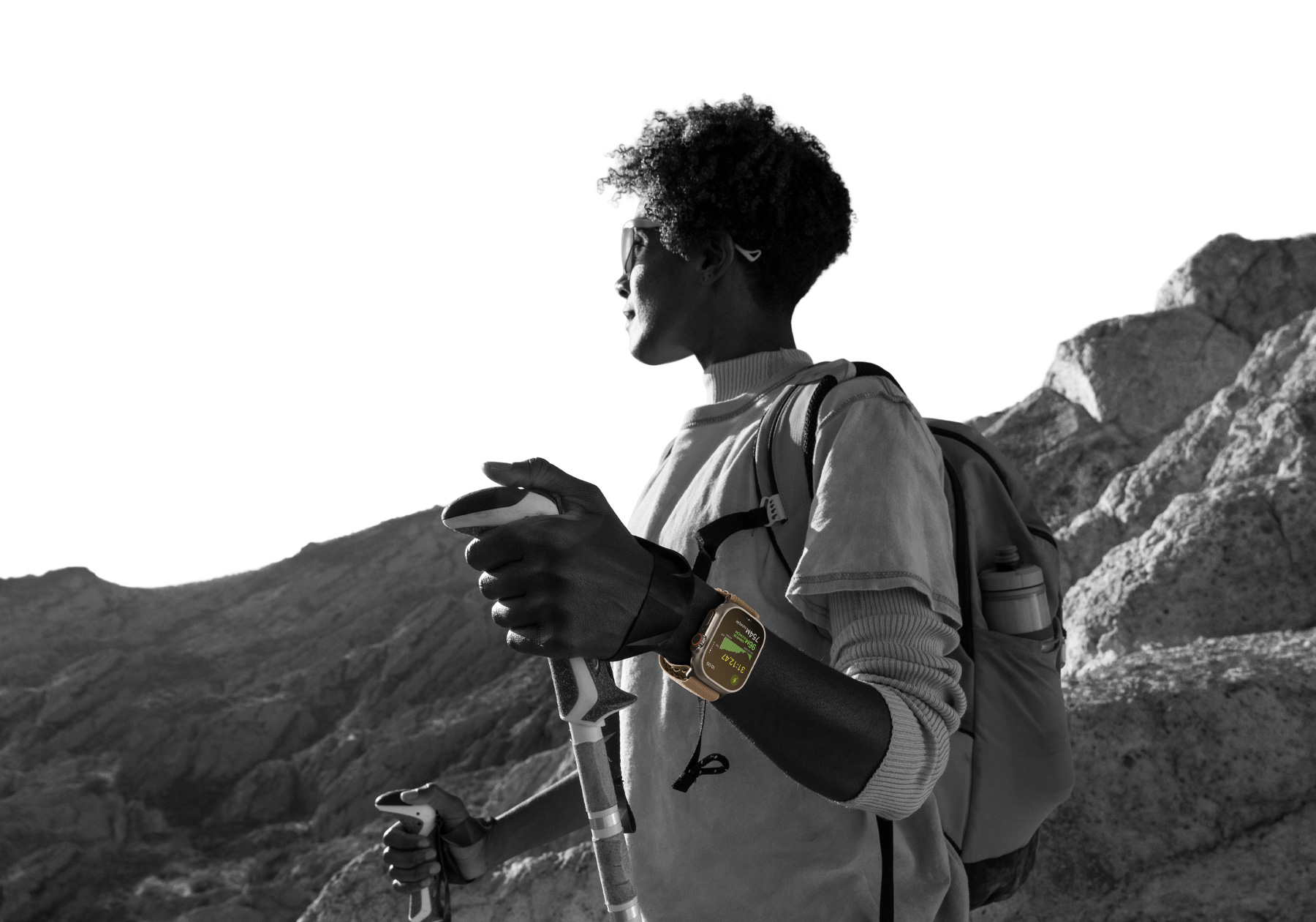 Uma pessoa faz uma caminhada no deserto usando o Apple Watch Ultra 4. A tela mostra métricas de elevação