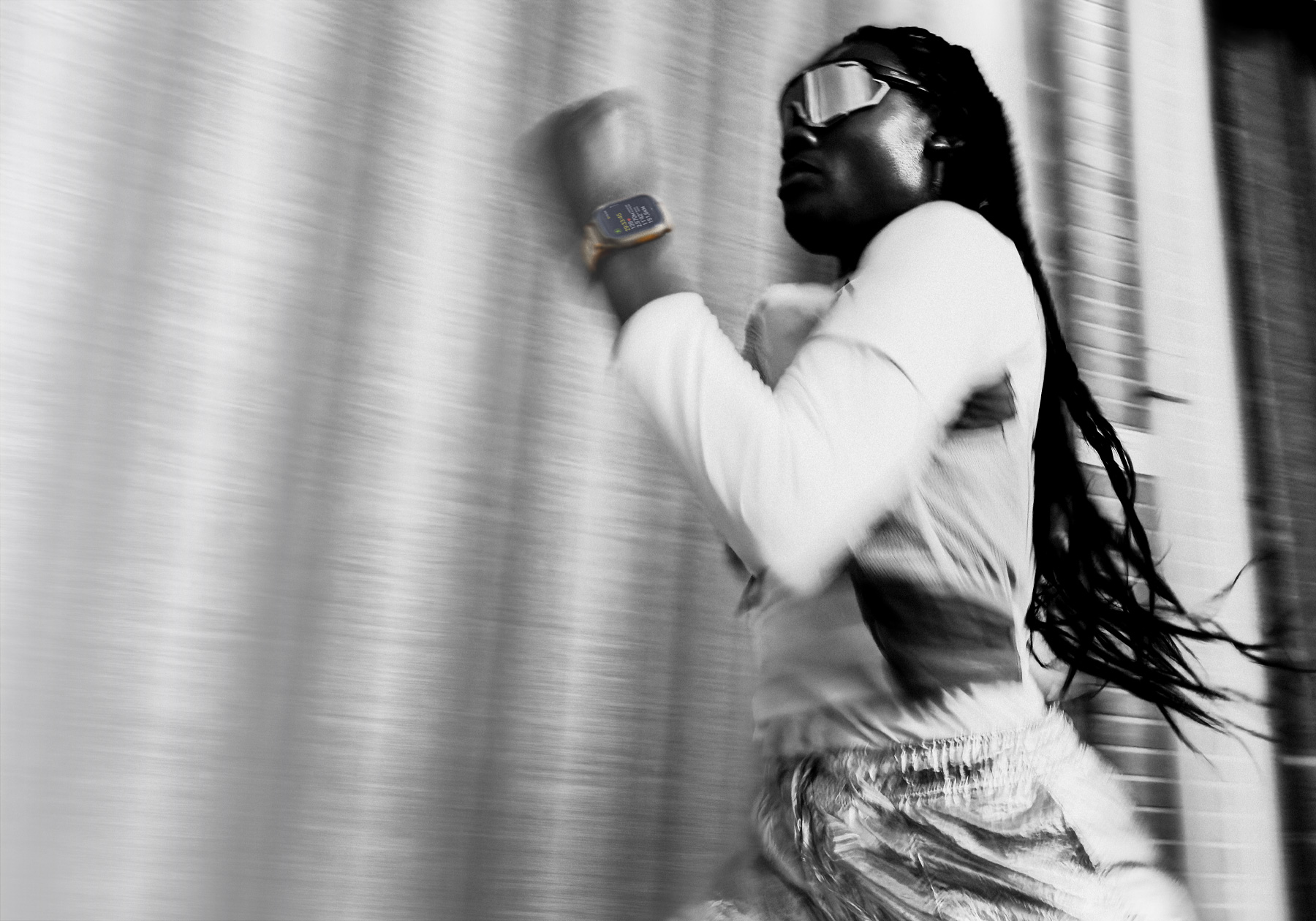 Pessoa correndo com o Apple Watch Ultra 4 no pulso