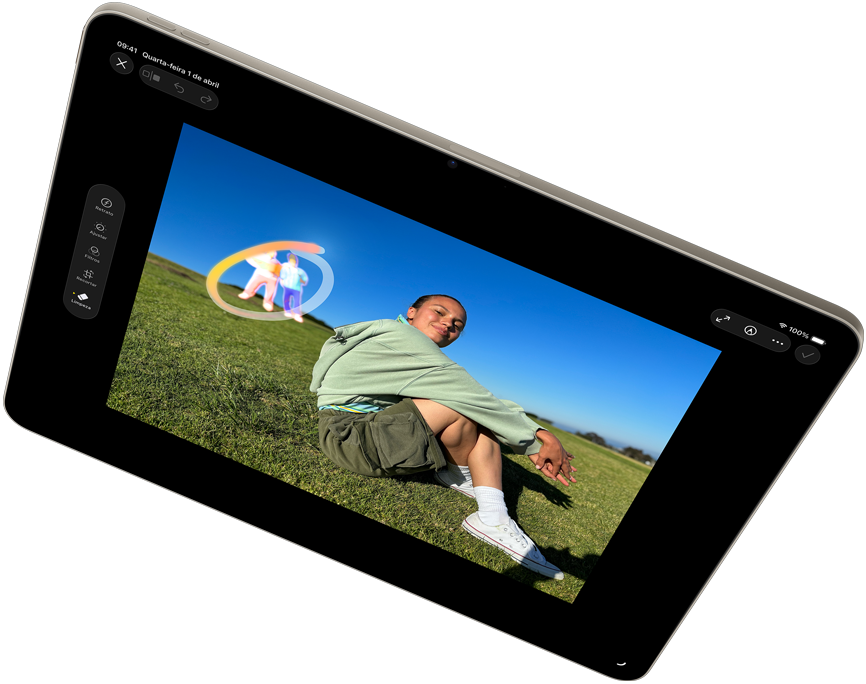 Imagem de um iPad Air na horizontal mostrando a Apple Intelligence com a ferramenta de Limpeza no app Fotos.