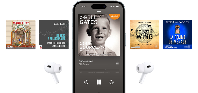 Un écran d’iPhone affiche un livre audio dans l’app Livres. Des couvertures de livres audio sont disposées horizontalement de part et d’autre de l’iPhone.