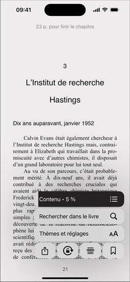 Écran d’un iPhone affichant la page d’un livre dans l’app Livres. Les options pour agrandir le texte, rechercher dans le livre et choisir les thèmes et réglages sont superposées à la page