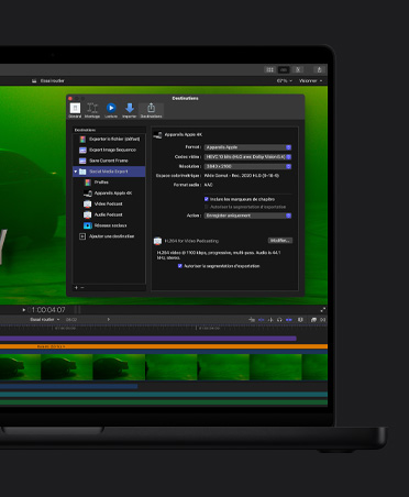 Écran de MacBook Pro 16 pouces affichant une voiture dans un éclairage d’ambiance vert, plans vidéo au bas de l’écran, fenêtre d’exportation de fichiers ouverte