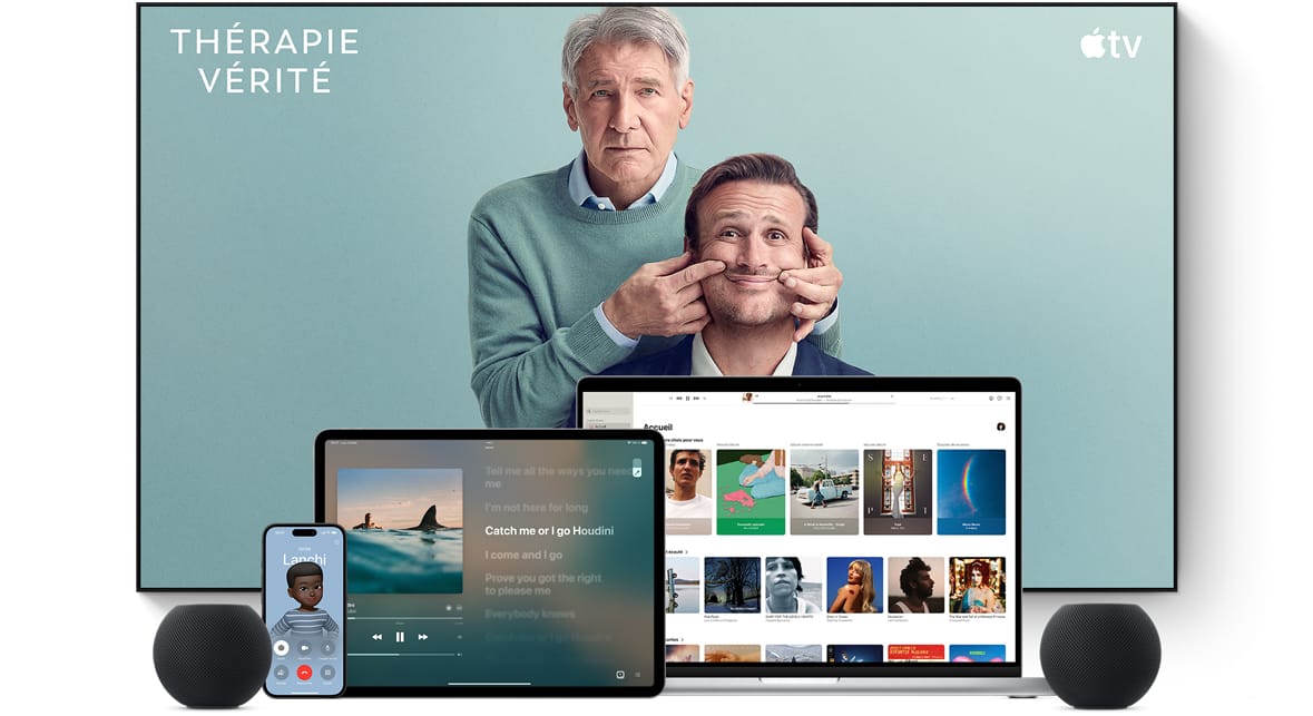 Grand téléviseur à écran plat montrant deux personnages masculins de la série Apple TV Thérapie vérité. Un MacBook Pro, un iPad, un iPhone et un HomePod mini de couleur minuit sont placés devant le téléviseur.
