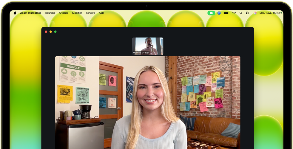 MacBook Neo, couleur agrume, caméra située dans le haut de l’écran, appel vidéo FaceTime à l’écran.