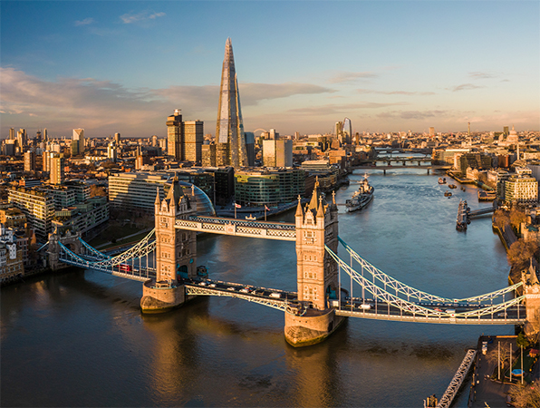 Luftaufnahme von London und der Themse, mit der Tower Bridge im Vordergrund.