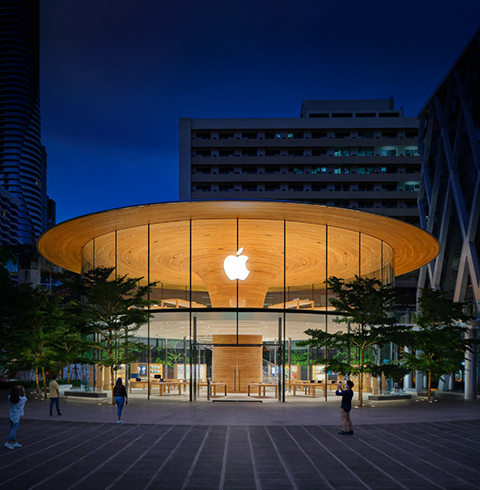 Aussenansicht eines Apple Stores bei Nacht