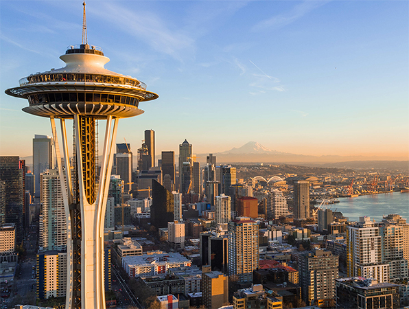 Luftaufnahme der Skyline von Seattle, Washington, mit der Space Needle im Vordergrund.