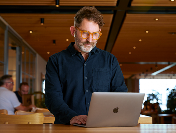 Apple 팀원이 Caffè Macs에서 MacBook을 사용하고 있음.