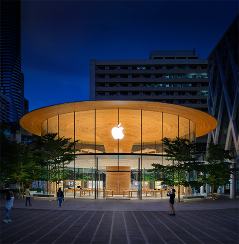 Aussenansicht eines Apple Stores bei Nacht.
