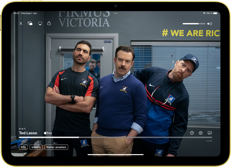 In Apple TV+ wird Ted Lasso auf dem iPad gezeigt.