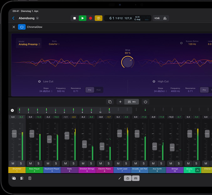 iPad Pro, Vorderansicht, Querformat, Farbe Space Schwarz, das Display zeigt ein Musikbearbeitungsprojekt mit Audio-Wellenform, verschiedenen Spursteuerelementen, Mischpulten und Musikinstrumenten, im Dunkelmodus