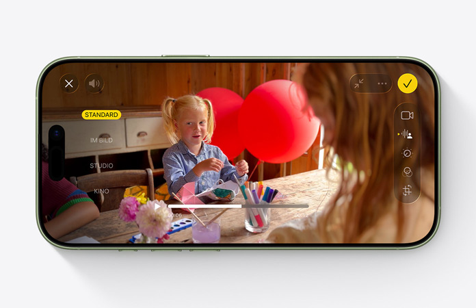iPhone 17, Vorderseite, Video mit Audiomix Feature in Aktion, ein Kind spielt mit Luftballons an einem Tisch