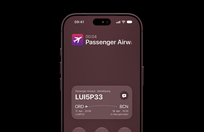 Ein iPhone 17 zeigt das Feature Anrufkontext, das von Apple Intelligence ermöglicht wird. Das Display zeigt bei einem Anruf die Bestätigungsdetails der Fluggesellschaft
