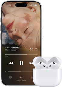 iPhone laadimiskarbis AirPodside kõrval, karp on avatud