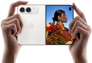 iPhone Duo, tähesära värvitoonis, hoitakse kahe käega horisontaalasendis, lahtivolditult, vasak paneel näitab 48MP Dual Fusion tagakaameraid, parem paneel näitab inimest, kellest tehakse fotot välisel ekraanil, foto subjekt näeb oma nägu, kui temast tehakse pilti Duo eelvaate abil