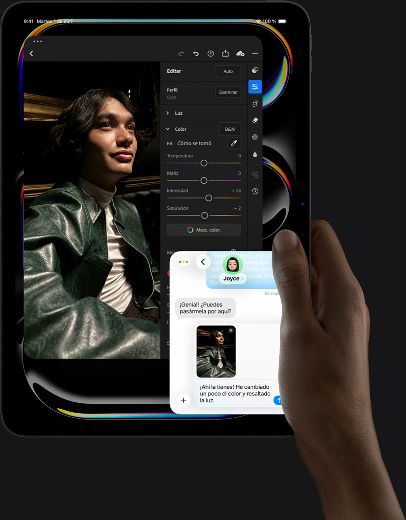 iPad Pro, parte delantera exterior, posición vertical, color negro espacial, una mano derecha sostiene el dispositivo, la pantalla muestra una app de edición de fotos con la imagen de una persona con chaqueta de cuero, herramientas de edición y reguladores, y una conversación de iMessage entre la persona que lo sujeta y otra que está revisando la foto