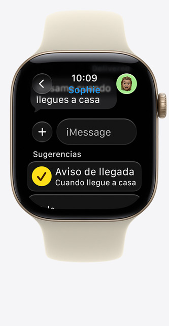 Apple Watch Series 12, la pantalla muestra una sugerencia de Aviso de Llegada en iMessage, caja de aluminio, color dorado claro, con correa deportiva, color arena (marrón claro)