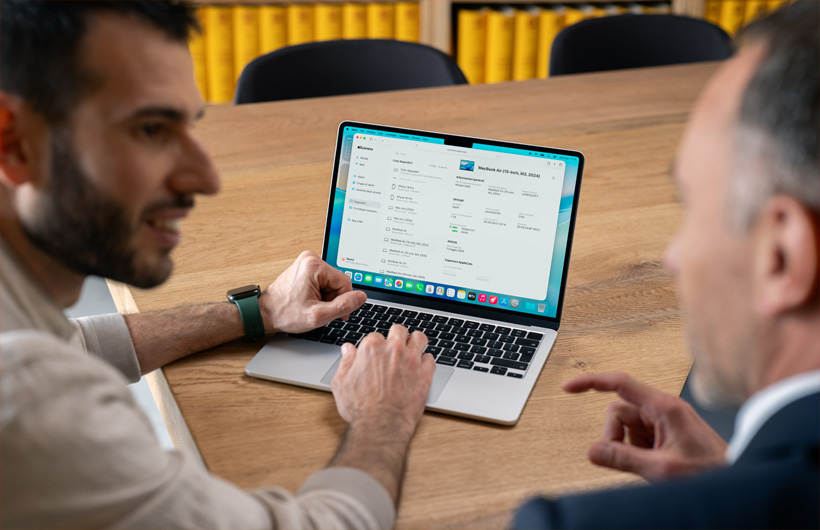 Mit Apple Business kann Eugenio alle Geräte aus der Ferne verwalten.