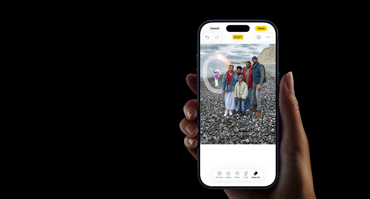Une main tient un iPhone 17 Pro, présentant l’utilisation de la fonctionnalité Traduction en direct d’Apple Intelligence pendant un appel téléphonique avec le haut-parleur activé.