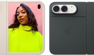 iPhone Duo, χρώμα Λευκό του Άστρου σε Θήκη Sand Silicone, οριζόντιος προσανατολισμός, πλήρως ανοιχτό οριζόντια, κάμερες Dual Fusion επάνω αριστερά, η θήκη καλύπτει την εξωτερική πίσω όψη και την εξωτερική άκρη της μπροστινής οθόνης, η δεξιά πλευρά δείχνει ένα πορτρέτο ενός ατόμου στην εξωτερική οθόνη. iPhone Duo, σε Λευκό του Άστρου, πλήρως ανοιχτό οριζόντια, με Navy Blue Folio με βάση, πλήρως ανοιχτό οριζόντια, πίσω εξωτερική όψη με τις πίσω κάμερες Dual Fusion 48 MP, δύο φακοί
