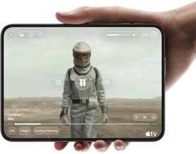 iPhone Duo, κρατιέται με το ένα χέρι, ανοιχτό σε οριζόντιο προσανατολισμό, πλήρως ξεδιπλωμένο, η εσωτερική οθόνη εμφανίζει τη σειρά του Apple TV 'Silo'