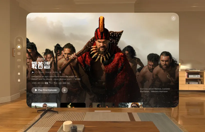 Apple Vision Pro 上的 Apple TV 體驗在客廳中展現，畫面顯示 Apple TV 劇集《戰酋》(Chief of War) 的靜態影像