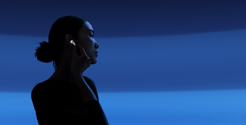 Osoba palcem i kažiprstom drži dršku slušalica AirPods 5 kako bi promijenila načine slušanja