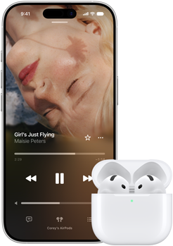 iPhone pokraj slušalica AirPods u kutijici za punjenje, kutijica je otvorena