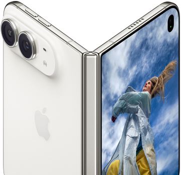 iPhone Duo, djelomično otvoren kao knjiga s mehanizmom šarke u sredini, vanjski stražnji panel lijevo ima Appleov logotip i dvojnu kameru, vanjski zaslon desno prikazuje portretnu fotografiju osobe s plavom kosom