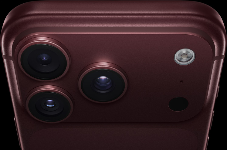 iPhone 18 Pro, burgundsky červený, částečný pohled zezadu nakloněný tak, aby vynikla profesionální fotosoustava v levém horním rohu, tři objektivy, mikrofon, blesk