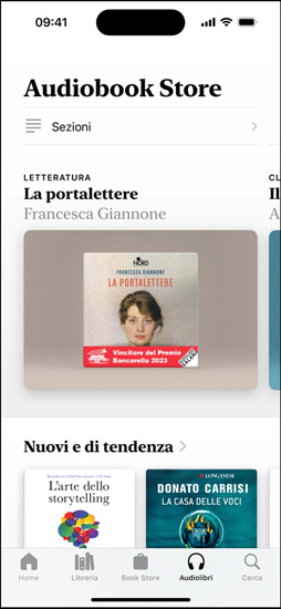 Il display di un iPhone che mostra la sezione “Leggi più autori neri” nell’app Libri, che include un’introduzione su autori e autrici di colore pubblicati. Di seguito è riportata la sezione “Nuovi e Disponibili a breve”, con due audiolibri