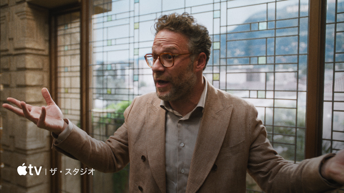 Apple TV上で視聴できるドラマ「ザ・スタジオ」の静止画像が薄型テレビに映し出されている