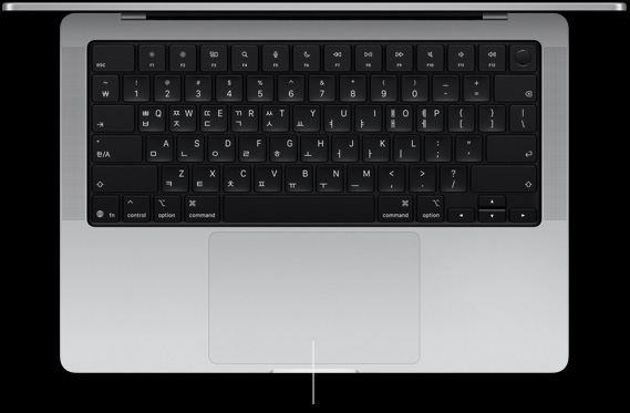 키보드와 그 아래의 Force Touch 트랙패드가 보이도록, MacBook Pro 14를 열어놓고 위에서 내려다본 모습