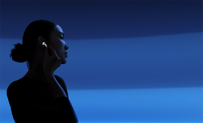 Asmuo nykščiu ir rodomuoju pirštu laiko „AirPods 5“ kotelį, kad pakeistų klausymosi režimus