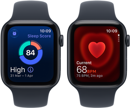 Du „Apple Watch SE 3“ įrenginiai, abu su aliuminio korpusu, vidurnakčio spalvos su tamsiai mėlynu sportiniu dirželiu, viename rodomas miego įvertinimas, kitame – programa „Širdies ritmas“, dešiniosios pusės išorinė dalis, „Digital Crown“