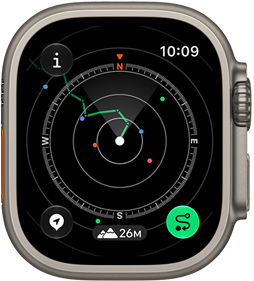 „Apple Watch Ultra 4“, titano korpusas, natūralios spalvos, funkcija „Kelias atgal“ rodo maršrutą kompaso kryptimis, dešiniosios pusės išorinė dalis, „Digital Crown“, iškilęs šoninis mygtukas