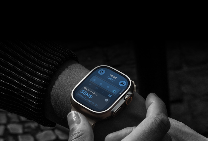 Asmuo ant riešo segi „Apple Watch Ultra 4“, dienos rodikliai šiek tiek nukrypę