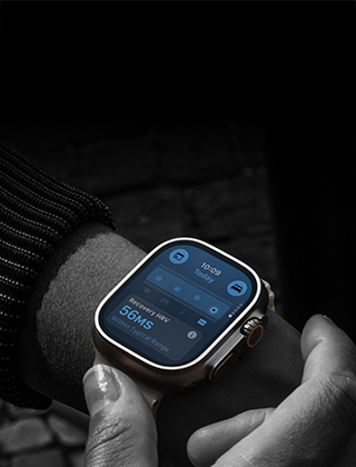 Asmuo ant riešo segi „Apple Watch Ultra 4“, dienos rodikliai šiek tiek nukrypę