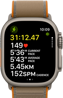 „Apple Watch Ultra 4“, titano korpusas, natūralios spalvos, pažangūs bėgimo lauke treniruotės rodmenys, dešiniosios pusės išorinė dalis, „Digital Crown“, iškilęs šoninis mygtukas, „Trail“ apyrankė, smėlio spalvos