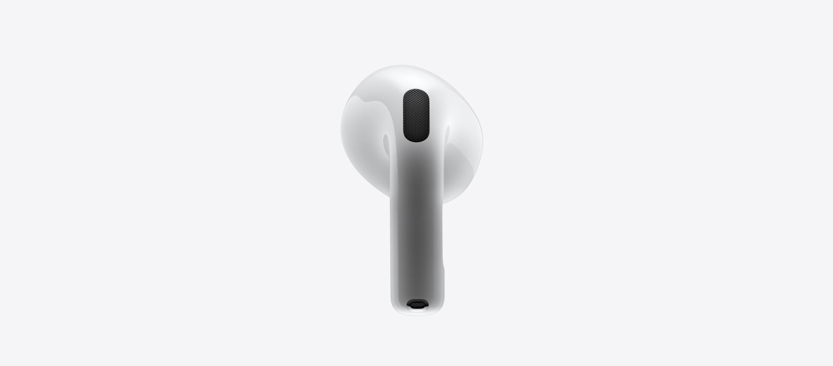 Jauno AirPods 4 tuvplāns no priekšpuses un aizmugures.