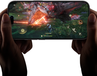 iPhone 18 Pro, priekšpuses skats, redzama spēle Monster Hunter Outlanders, kas demonstrē A20 Pro čipa veiktspēju