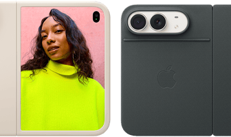 iPhone Duo zvaigžņu baltā krāsā ar smilšu krāsas silikona ietvaru, horizontāls novietojums, pilnībā atvērts horizontāli, Dual&nbsp;Fusion kameras augšā pa kreisi, ietvars aizsedz aizmuguri un priekšējā displeja ārējo malu, labajā pusē ārējā displejā ir redzams cilvēka portrets. iPhone&nbsp;Duo, zvaigžņu baltā krāsā, pilnībā atvērts horizontāli, flotes zils Folio ar Kickstand, pilnībā atvērts horizontāli, aizmugure ar 48&nbsp;MP Dual&nbsp;Fusion aizmugures kamerām, divi objektīvi