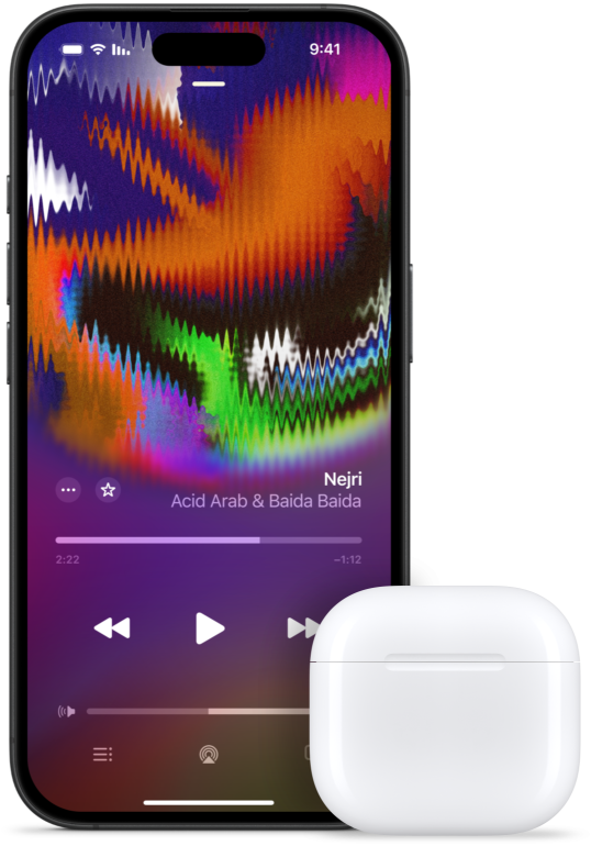 علبة شحن مفتوحة وبداخلها سماعة AirPods&nbsp;4‏، بجانب جهاز iPhone يعرض سماعة AirPods&nbsp;4 متصلة‏.