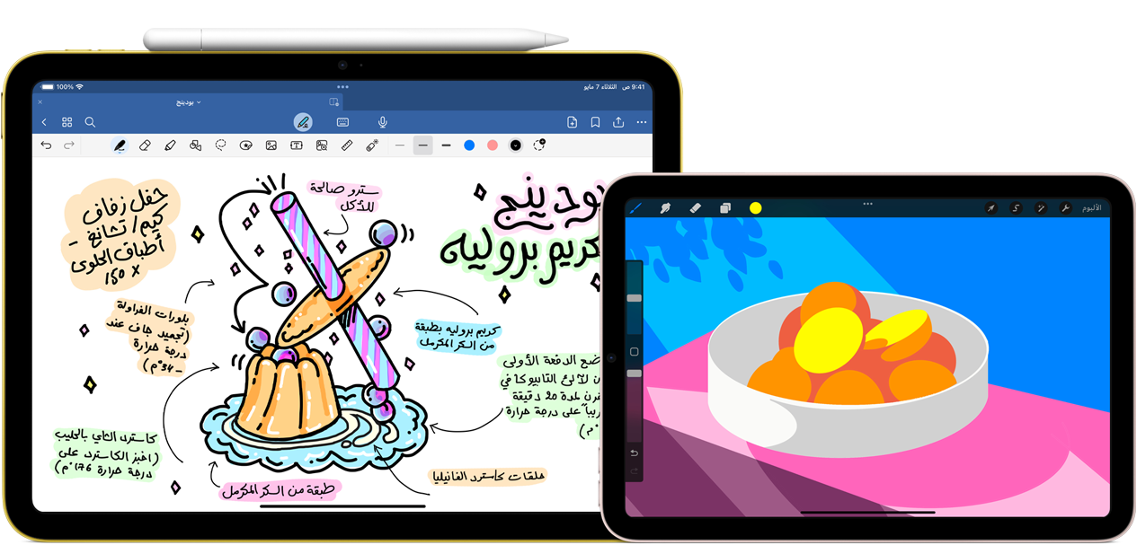 على الجهة اليسرى، iPad الجيل العاشر، في الوضع الأفقي، يعرض رسماً غرافيكياً مع ملاحظات ورسومات وقلم Apple‏ USB-C مُثبت أعلى الجهاز. على الجهة اليمنى، iPad mini، في الوضع الأفقي يعرض رسماً توضيحياً بألوان زاهية تم إنجازة باستخدام ProCreate.