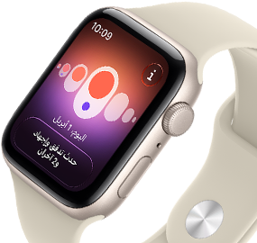ساعة Apple Watch SE 3، إطار ألومنيوم، لون ضوء النجوم، تتبّع الدورة مع أعراض حيض مختلفة، الجهة الخارجية اليمنى، التاج الرقمي، زر جانبي، حزام رياضي، لون رملي