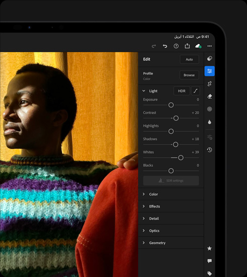 جهاز iPad Pro، الجزء الخارجي الأمامي، الوضع الأفقي، لون أسود فلكي، شاشة تعرض صورة يتم تعديلها لشخص يرتدي سترة زاهية الألوان، قائمة التأثيرات والأدوات مفتوحة على اليمين