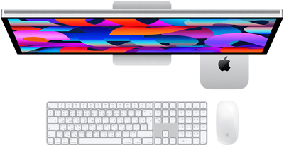 جهاز Mac mini موضوع تحت شاشة Studio Display، لوحة مفاتيح ماجيك مع لوحة مفاتيح رقمية، وماجيك ماوس