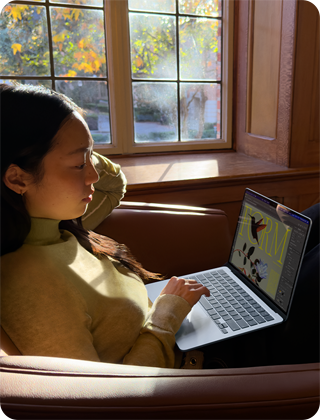 شخص يستخدم جهاز MacBook&nbsp;Air وهو جالس على كرسي‏